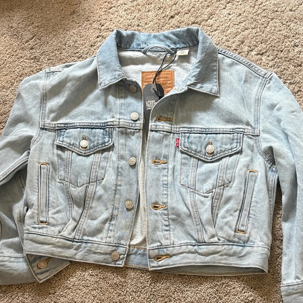 Levi's Light Wash Denim Trucker Jacket - Picture 1 of 3